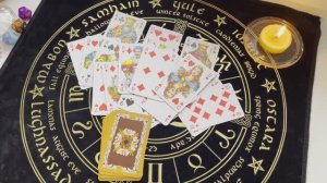 Что происходит в жизни крестового короля? Гадание на игральных картах