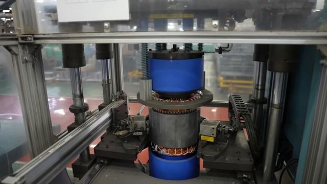 Процесс производства трехфазных двигателей, штамповка, обмотка, сборка, заливка, запрессовка. смотреть онлайн