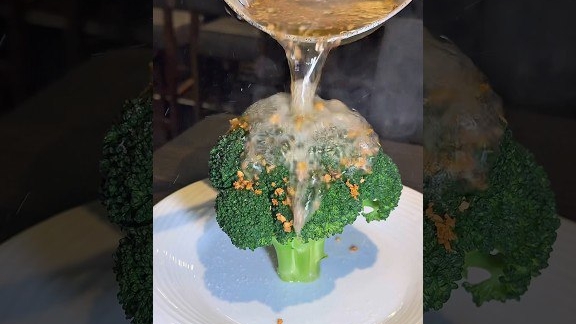 Уникальное блюдо, где масло поливают прямо на целую брокколи! Кухня Юкари смотреть онлайн