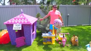 Настя и папа играют в магазин игрушек