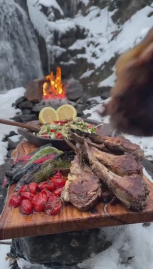 Готовить зимой на природе это отдельный КАЙФ,. Холод ,мороз и вкуснейшее мясо с салатом