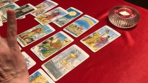 Какой мужчина наблюдает за вашей жизнью? Гадание Таро