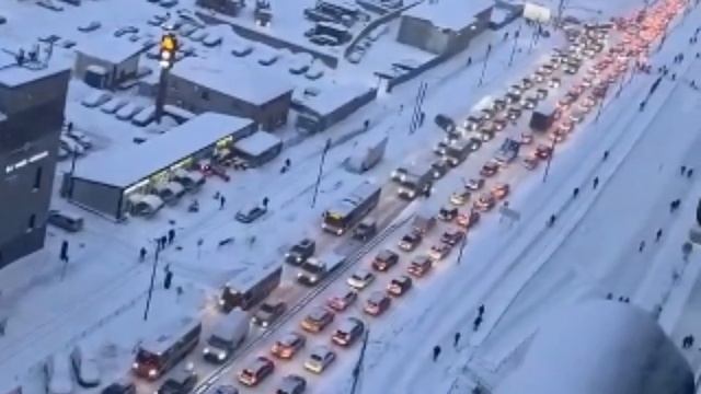 Эти люди сегодня точно опоздали на работу. Так выглядит утренняя панорама Путилковского шоссе смотреть онлайн