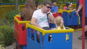 Настя и папа в парке аттракционов ⧸ Nastya and papa pretend play at the