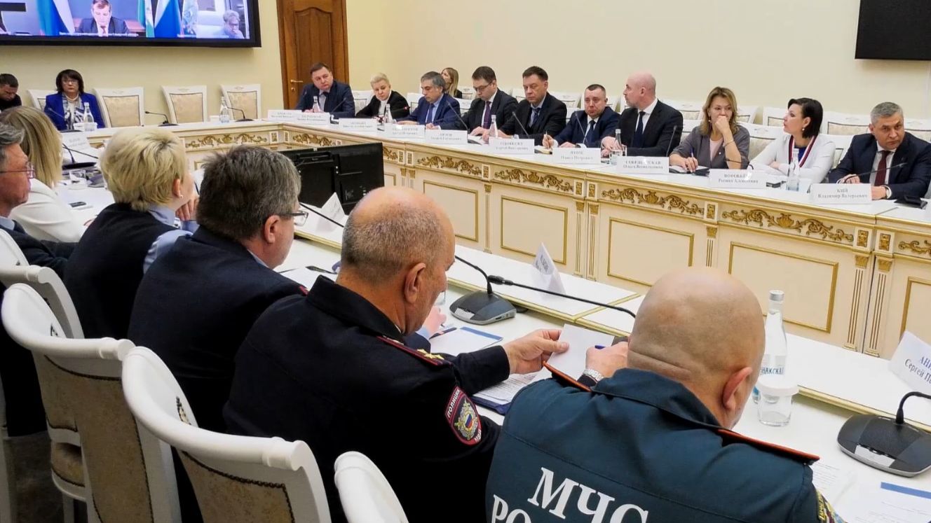 Перебои с теплом и отключения холодной воды. Оперативное совещание в Правительстве Самарской области смотреть онлайн