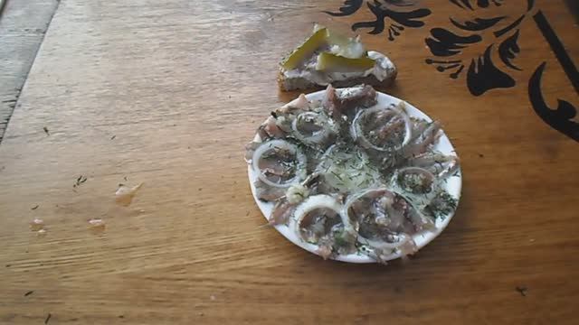 Отличная закусочка из кильки пряного посола
