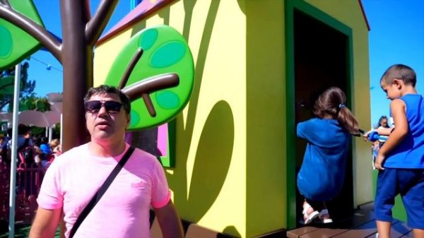 Настя и папа в парке Свинки Пеппы и Маши ⧸ Nastya and papa fun play