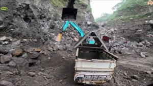 Строительство, экскаватор копает песок