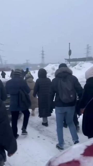 На Калужском шоссе люди вынуждены выходить из автобусов и идти пешком из-за огромных пробок смотреть онлайн