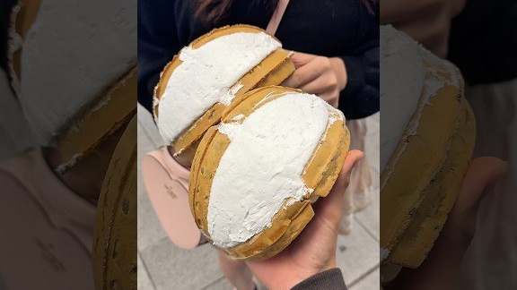 Вафля с огромным количеством взбитых сливок (780 йен/ 390 руб) смотреть онлайн