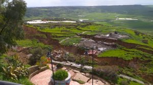 Десятки домов повисли на краю обрыва после схода оползня на Сицилии