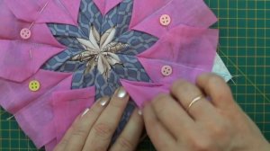 Много лоскутов тонкой ткани? Похоже на оригами, но только проще и из ткани. Артишок