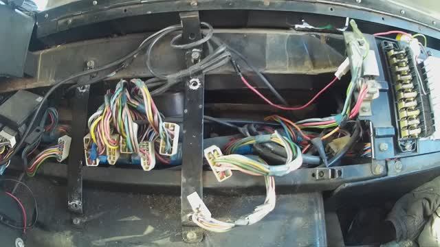 МАЗ. опять поломка. Ремонтируем блок предохранителей. смотреть онлайн