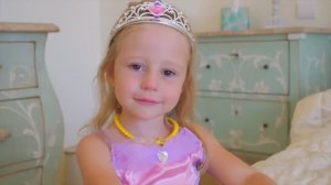 Настя наводит красоту, делает макияж и наряжается в пл