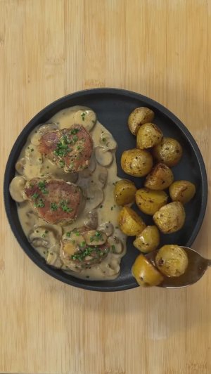 Медальоны в сливочно-грибном соусе 🥩