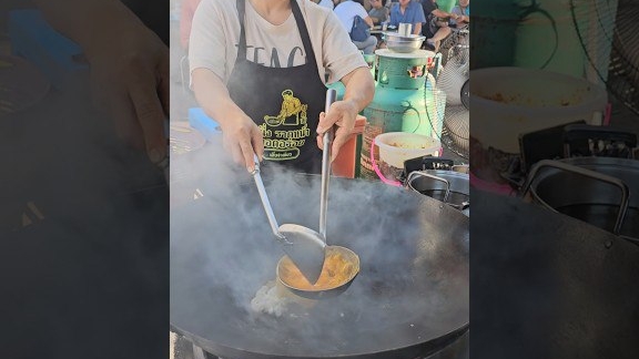 тайская уличная еда. Жареная лапша с соевым соусом и большим количеством яиц! смотреть онлайн