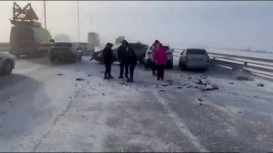 На трассе М-4 "Дон" произошло массовое ДТП с участием семи автомобилей: кадры