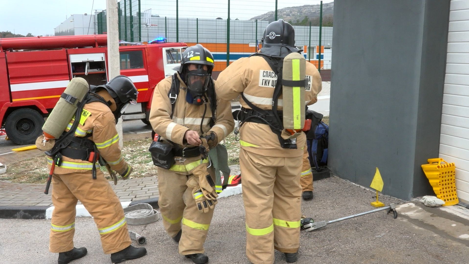 В пожарно-спасательной части Nº12 в Терновке прошли учения газодымозащитной службы смотреть онлайн