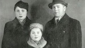 Редкие детские фото советских актеров со своими родителями. Часть 12