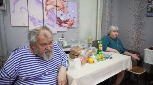 Мужики дома сидят Пенсионерка мама еле дошла до дома и принесла им продукты Распаковка продуктов