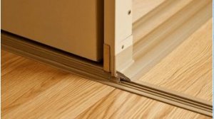 Установка порожка между паркетом и линолеумом.