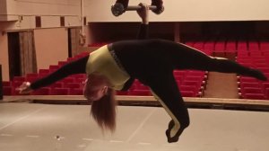 Индивидуальное и групповое обучение воздушной гимнастике на разном реквизите. Репетиция на трапеции.