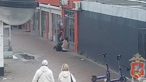 Мигрант украл у девушки телефон в Подмосковье, но она догнала его