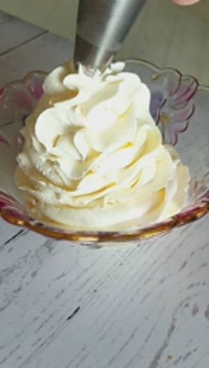 Взбитая сметана для тортов и пирожных.