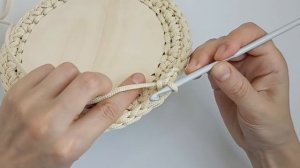 Вязаная корзинка узором "галочка"