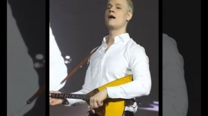 Ну, сыграй нам, балалайка... Всех порадуй-ка...