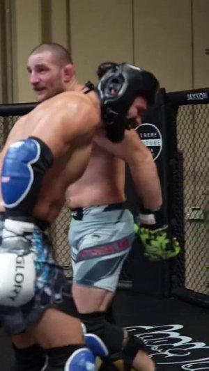 В новом видео Шон Стрикленд  спаррингует в своей фирменной технике: куча движений, много промахов...