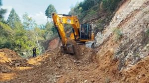 Опытный экскаватор JCB Расчищает оползень | Строит Новую горную дорогу