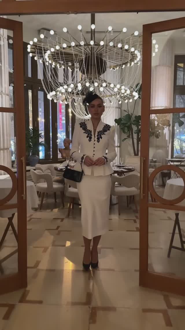 Красотка Анюта в роскошной новинке😍наш аристократичный костюм с кружевной вышивкой вручную❤️😍🥰