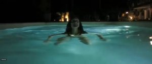 Разделась и в бассейн