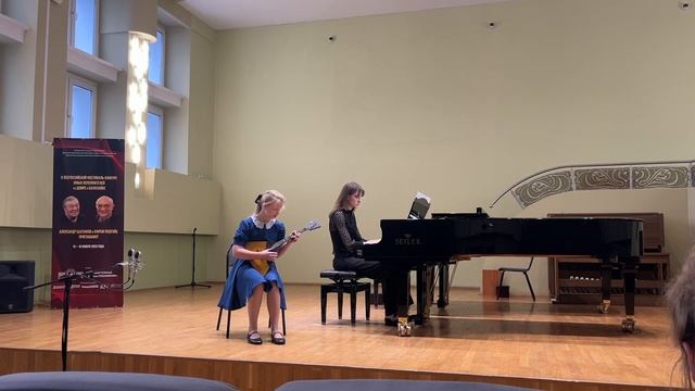 В. Моцарт «Сонатина», 4 часть Е. Подгайц «Кукольный вальс» Б. Трояновский «Уральская плясовая»