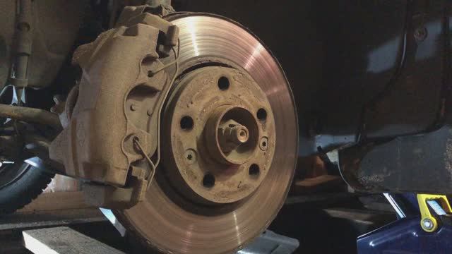 Замена передних колодок Рено Дастер (Renault Duster 1.5 Dsi 2013 года)