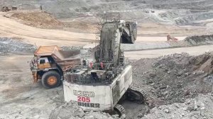 Гигантская лопата Liebherr загружает самосвалы БелАЗ | Экстремальные горные работы открытым способом