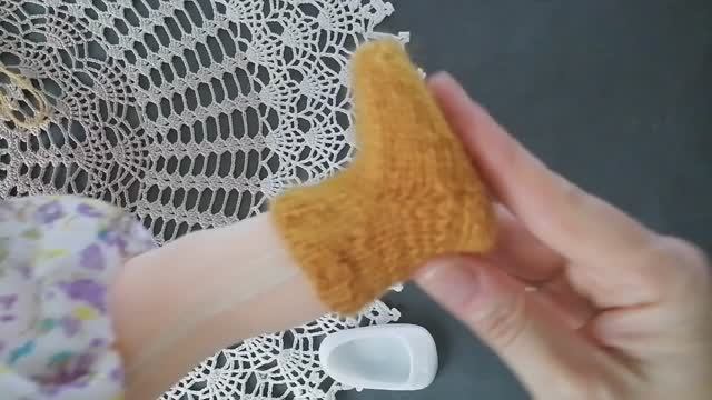 Вяжем носочки для кукол на 2-х спицах вкруговую