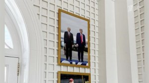 В Белом доме в фотогалерее разместили снимок Дональда Трампа с Владимиром Путиным на Аляске.