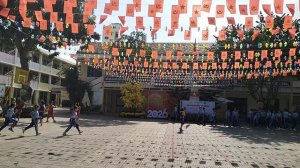 Начальная школа в Нячанге (Вьетнам). Вместо стадиона площадка перед школой