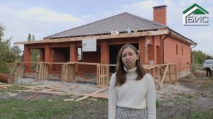 Одноэтажный дом с четырехскатной крышей.