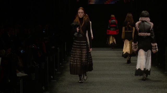 Показ женской коллекции Alexander McQueen осень-зима 2017-2018 смотреть онлайн