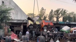 Пакистан Разрушенный грузовик на шоссе восстановлен Destroyed Highway Truck Rebuilt Pakistan