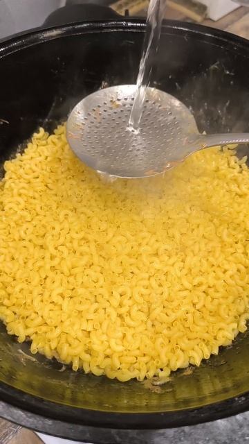 Макароны с тушёнкой в казане/быстро а самое главное вкусно