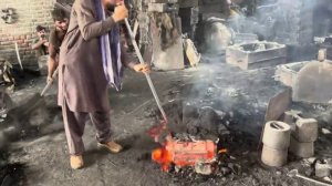 Кустарное изготовление чугунных блоков двигателей. Отливка, фрезеровка. Пакистан