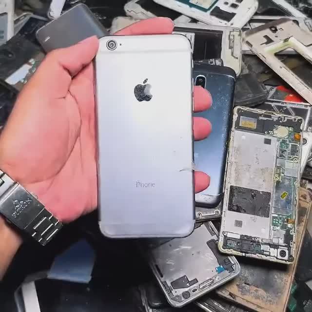 Процесс извлечения Золота из старых поврежденных мобильных телефонов смотреть онлайн