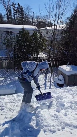 Чистка снега на скатной крыше