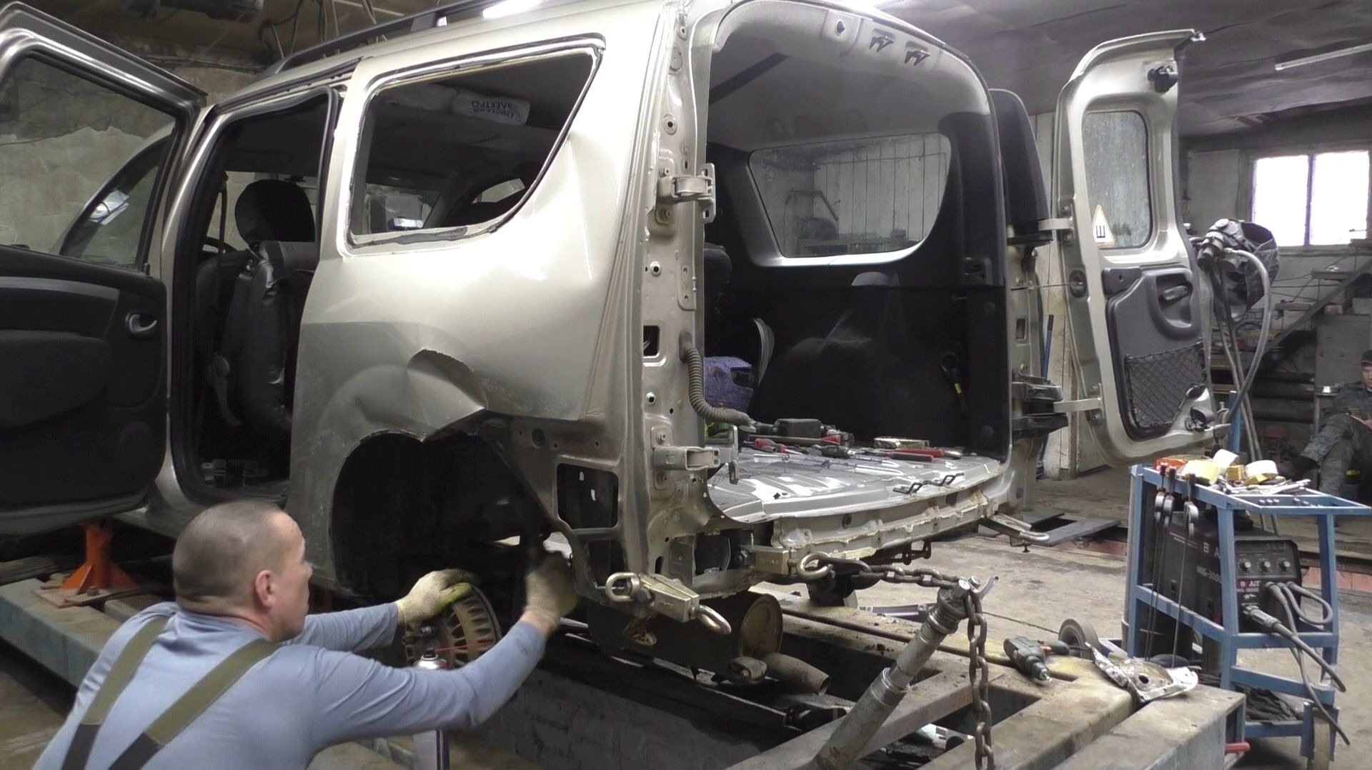 Разбитый Ларгус 🚗 вытяжка 🔨 на самодельном стапеле ⛓