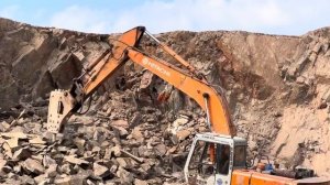 СМОТРИТЕ, как разворачивается ДЕЙСТВИЕ: экскаватор взбирается на огромный холм