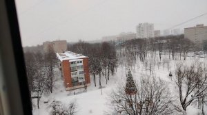 Заснеженный вид из окна.